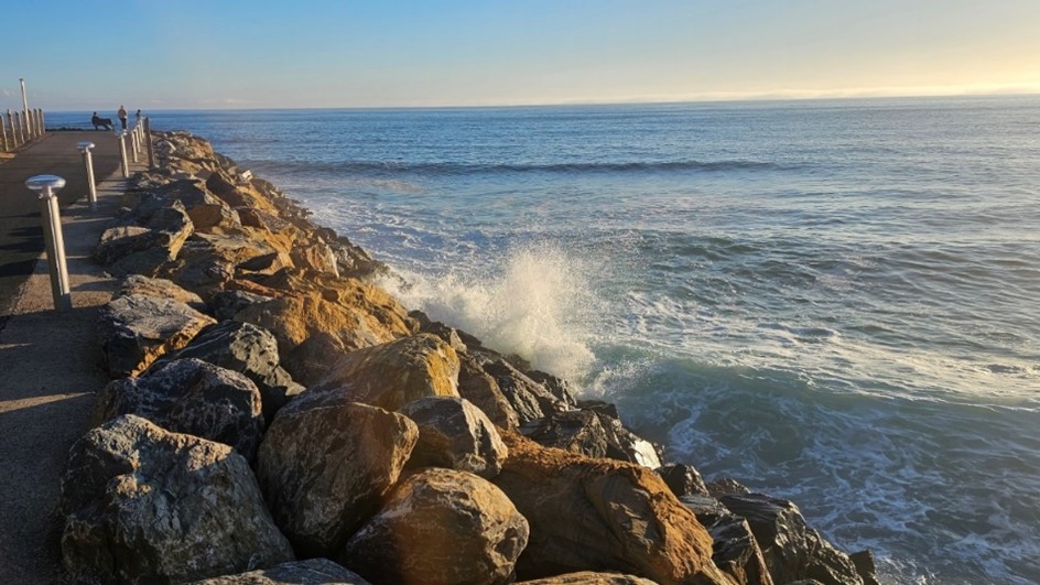 Image of waves crashing on rocks